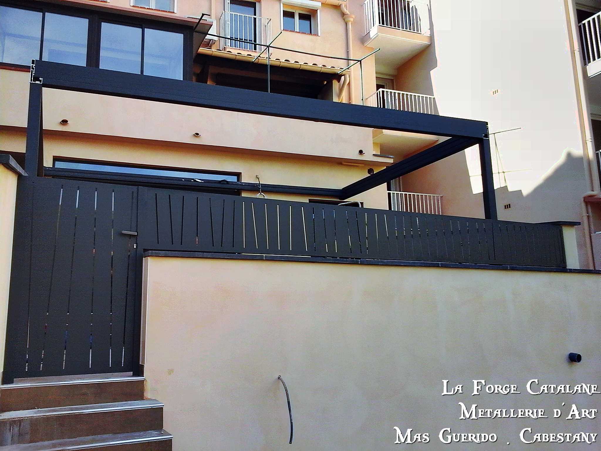 portillon et cloture decoupe laser finition thermolaquage effet planches bois forge catalane 4.jpg